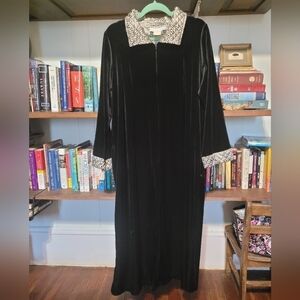Vintage Cinema Etoile 1/2 zip black velvet house coat. Women's L/XL